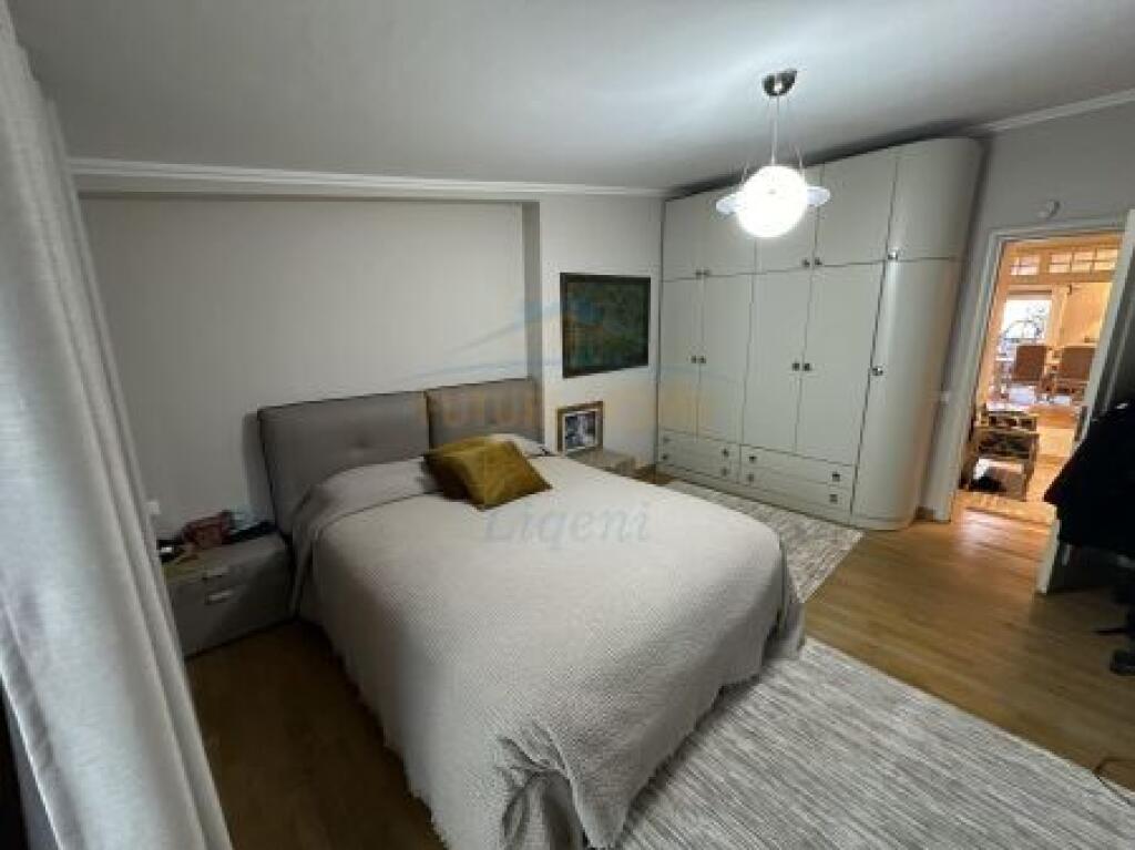 Shitet, Penthouse 3+1+Post Parkimi, Liqeni i Thate, Tirane.
