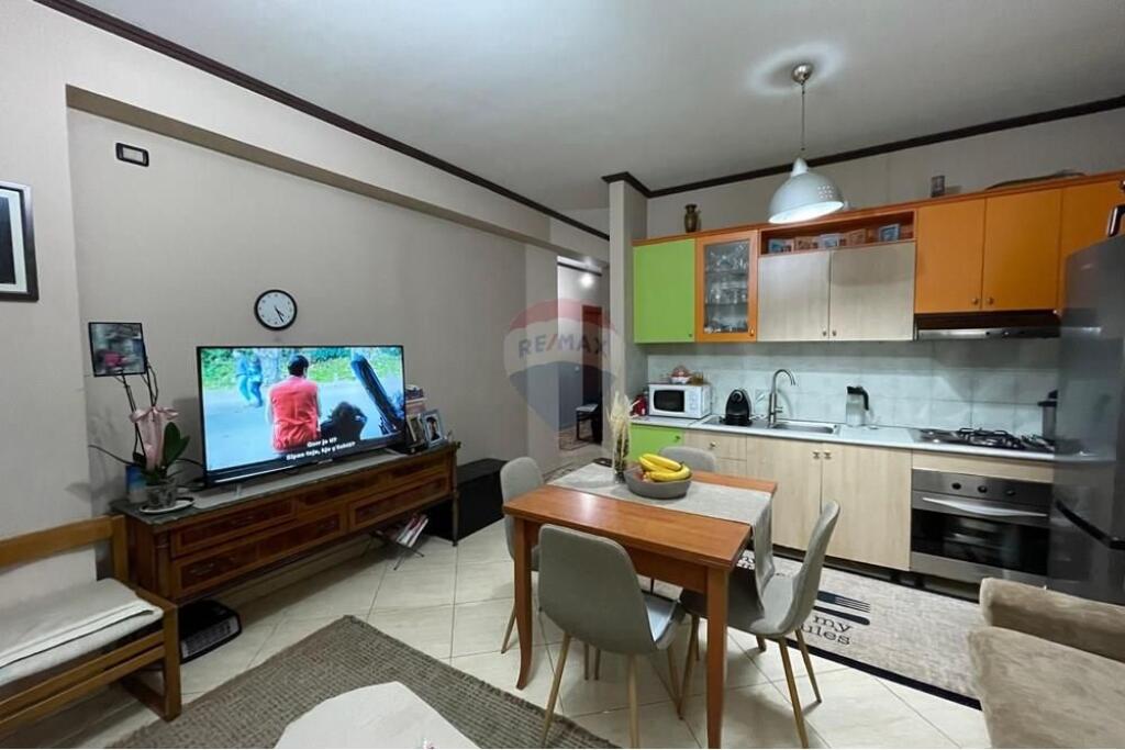 Shitet Apartament 2+1+2+Verande tek Qendra Kristal !