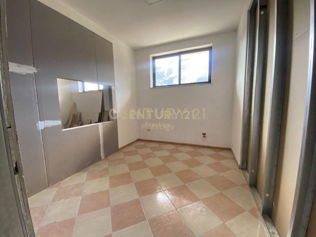 LOCALE COMMERCIALE IN AFFITTO, VICINO AL MINISTERO DEGLI AFFARI ESTERI, TIRANA!