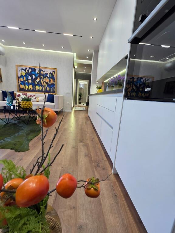 Appartamento 2+1 in vendita Indirizzo: 21 Dhjetori Arredato e mai abitato prima  8° piano non ultimo  Orientamento sud  Superficie 90 m2