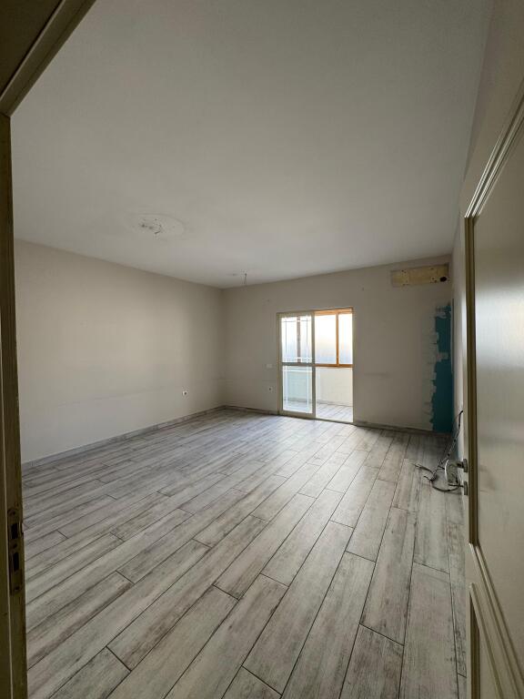 Shitet Godinë 3 Katëshe, Rruga e Dibrës pranë Spitalit “Nënë Tereza” (QSUT)