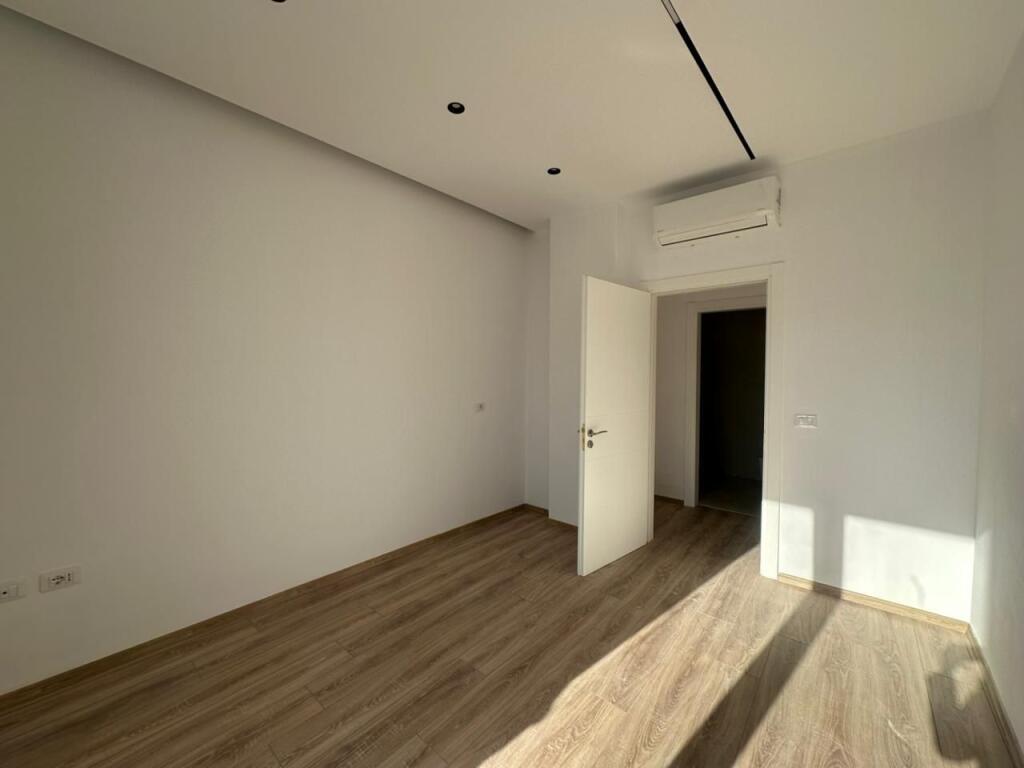 AMBIENTE 2+1+2 PER UFFICI VICINO A KIKA 2 COMUNE DI PARIGI