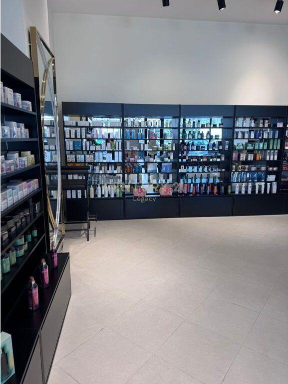 Jepet me qera ambienti te Vila L 1, Buze Rruge!!!