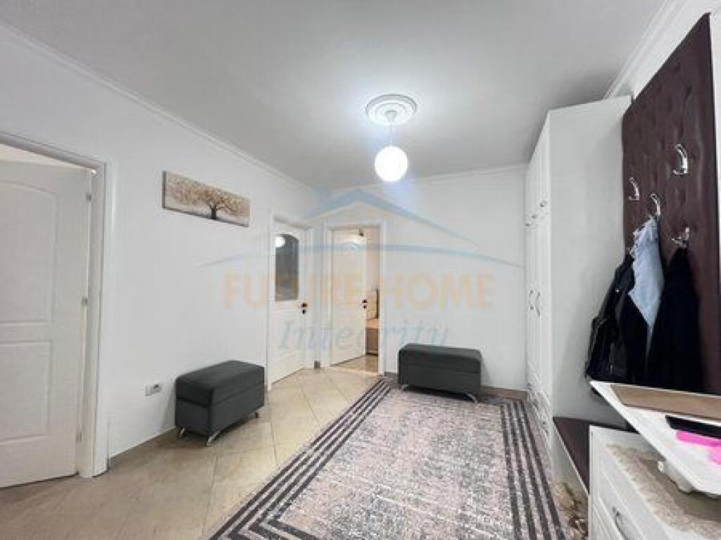 Shitet, Apartament 2+1+2, Fresku, Tiranë.