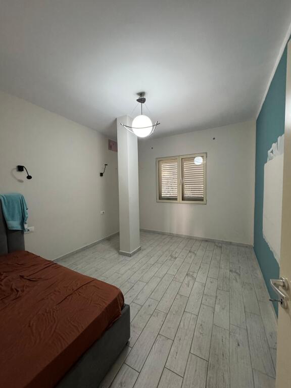 Shitet Godinë 3 Katëshe, Rruga e Dibrës pranë Spitalit “Nënë Tereza” (QSUT)