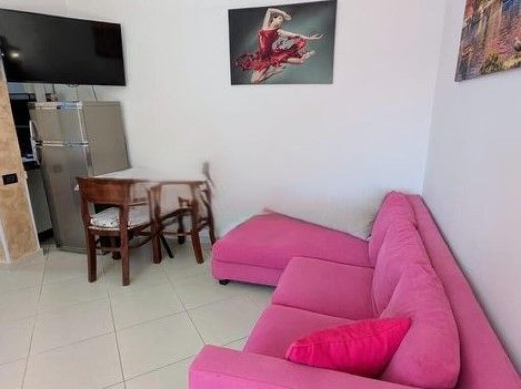 GARSONIERE ME QIRA, PRANE 21-DHJETORIT, TIRANE!