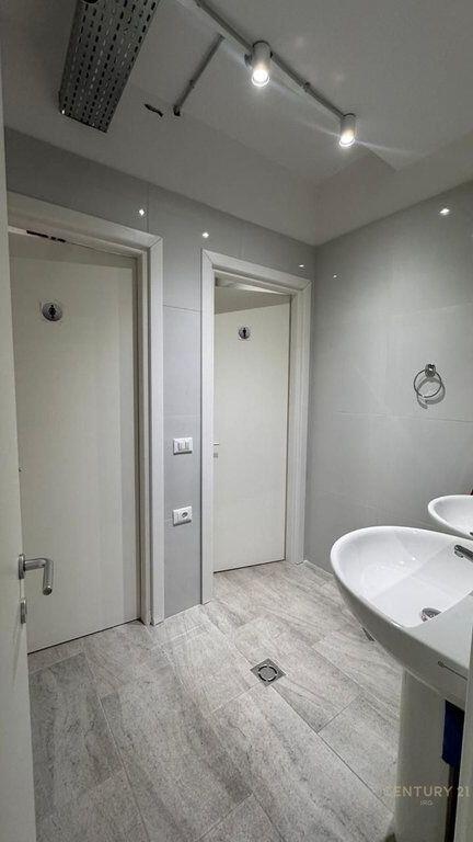 Jepet me qira ambient per zyra i mobiluar – Komuna e Parisit, pranë Kika 2!