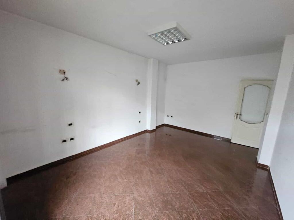 Edificio di 3 piani in affitto a Myslym Shyri (ID BZ2731) Tirana