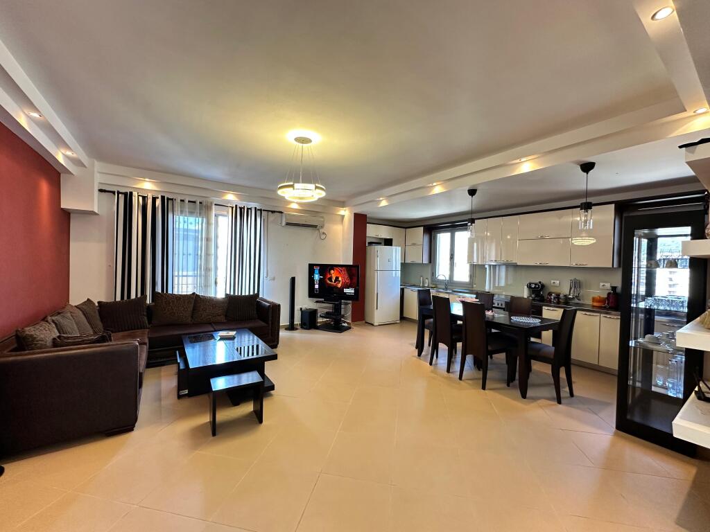 AFFITTASI APPARTAMENTO 3+2 + GARAGE VICINO A BROOKLYN, LUNGOMARE, VLORE