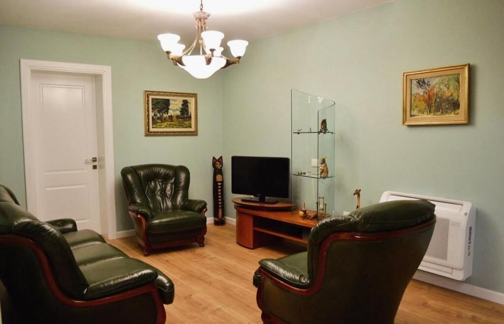 🏢Nella zona di 21 Dhjetori, Via Naim Frasheri, si affitta appartamento 2+1 arredato, 800 Euro    