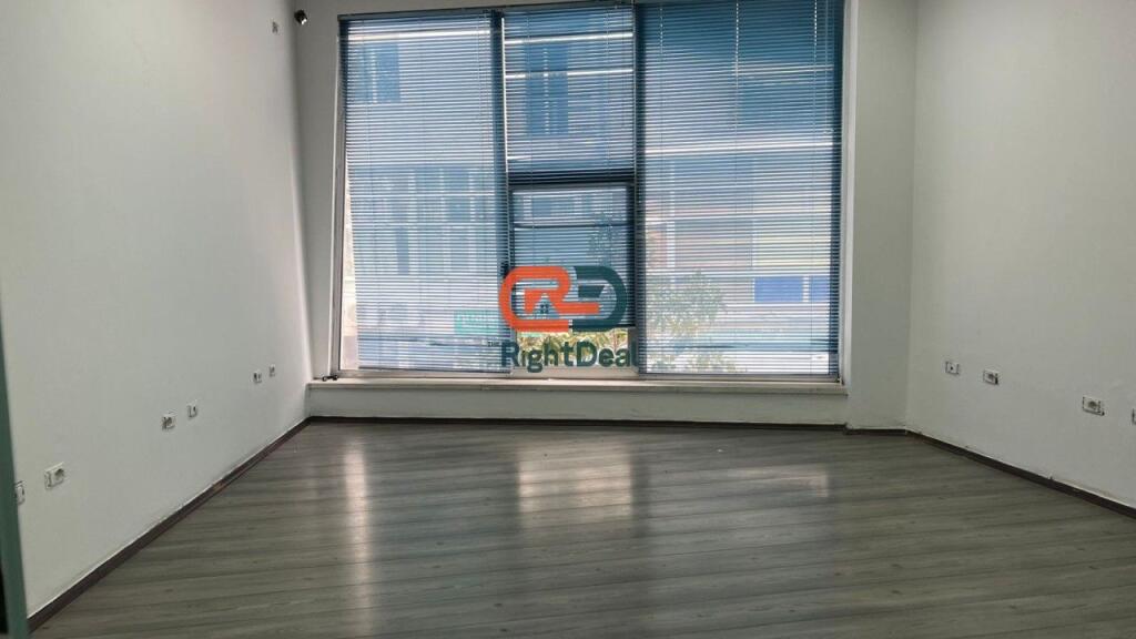 Tek Komuna E Parisit, Jepet Me Qira Ambient Per Zyra Me Lokacion Perfekt!!