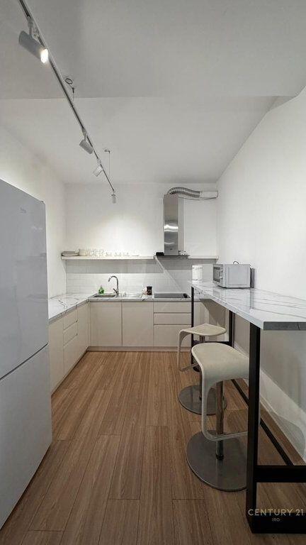 Jepet me qira ambient per zyra i mobiluar – Komuna e Parisit, pranë Kika 2!