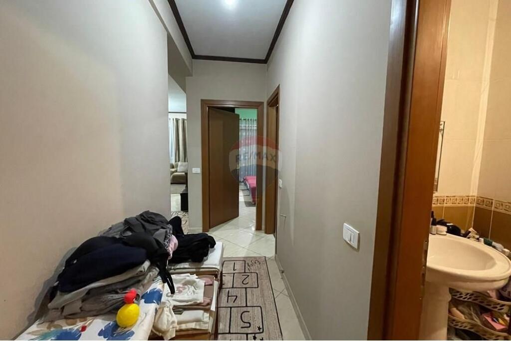 Shitet Apartament 2+1+2+Verande tek Qendra Kristal !