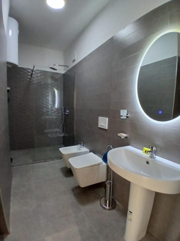 🏢 Apartament me qira 2+1 – Qendra e Tiranës (Zogu i Zi)  📍 Prane Karburant Gazheli  🛏️ 2+1 | 📐 76 m² | 🏙️ Kati 4 | 🏢 Pallat i ri me ashensor 🪑 E mobiluar plotësisht 💶 Çmimi: 900€ / muaj 👫 Preferohen çifte ose familjarë!