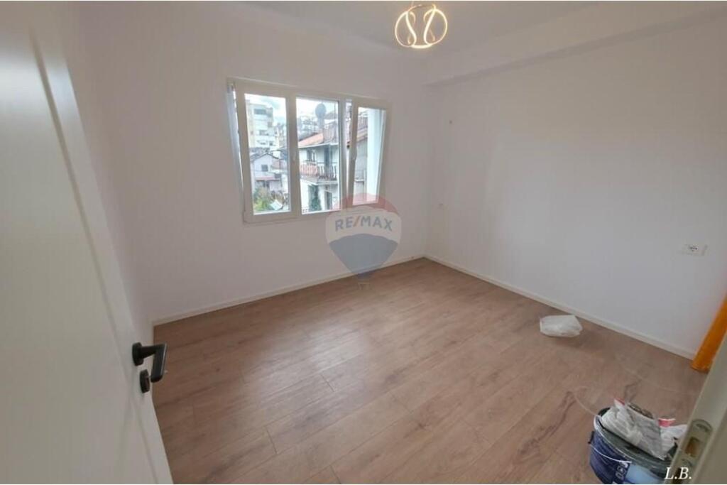 Shitet Apartament 2+1 në Rrugën e Kavajës !