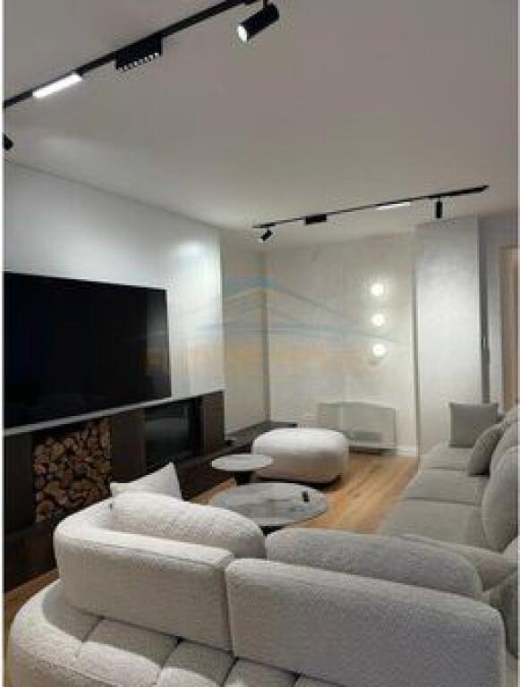 Shitet, Penthouse 3+1+3+2 Poste Parkimi, Liqeni i Thate, Tirane.