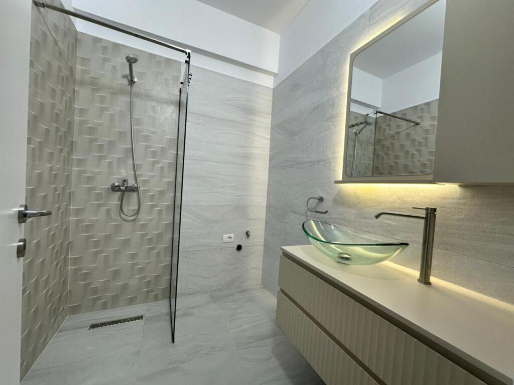 SHITET APARTAMENT 2+1+2 NE LUNGOMARE VLORE