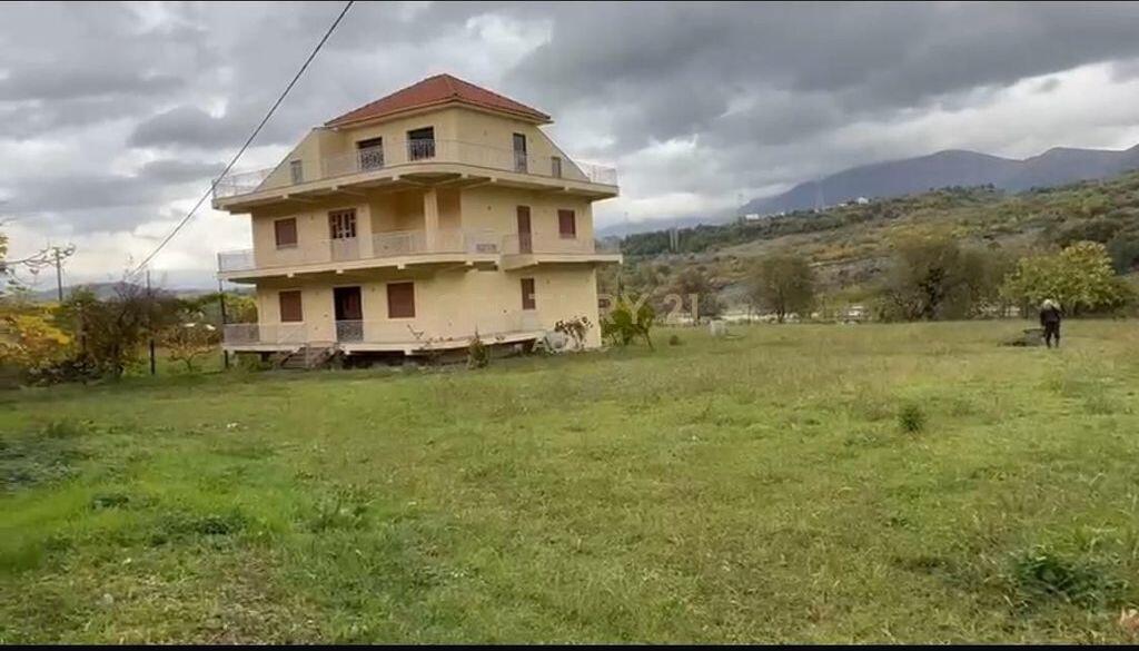 Shitet vilë 3-katëshe në Mullet 450,000 €