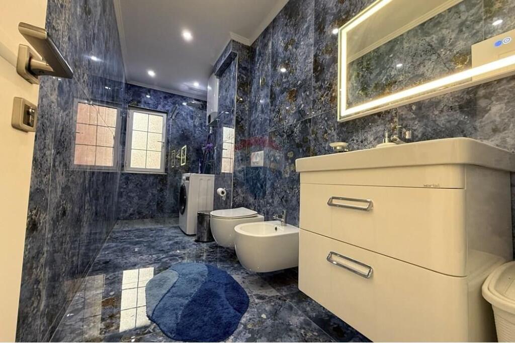 Apartament - Për Qira - Blloku, Tiranë