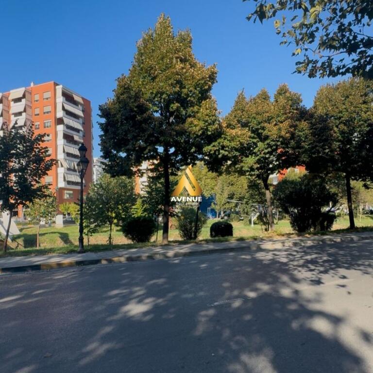 📍 JEPET ME QERA AMBIENT BIZNESI – Bulevardi Bajram Curri, përballë Delijorgjit  