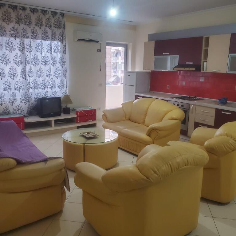 Affittasi 2+1 arredato con ascensore ad Astir 450 eu