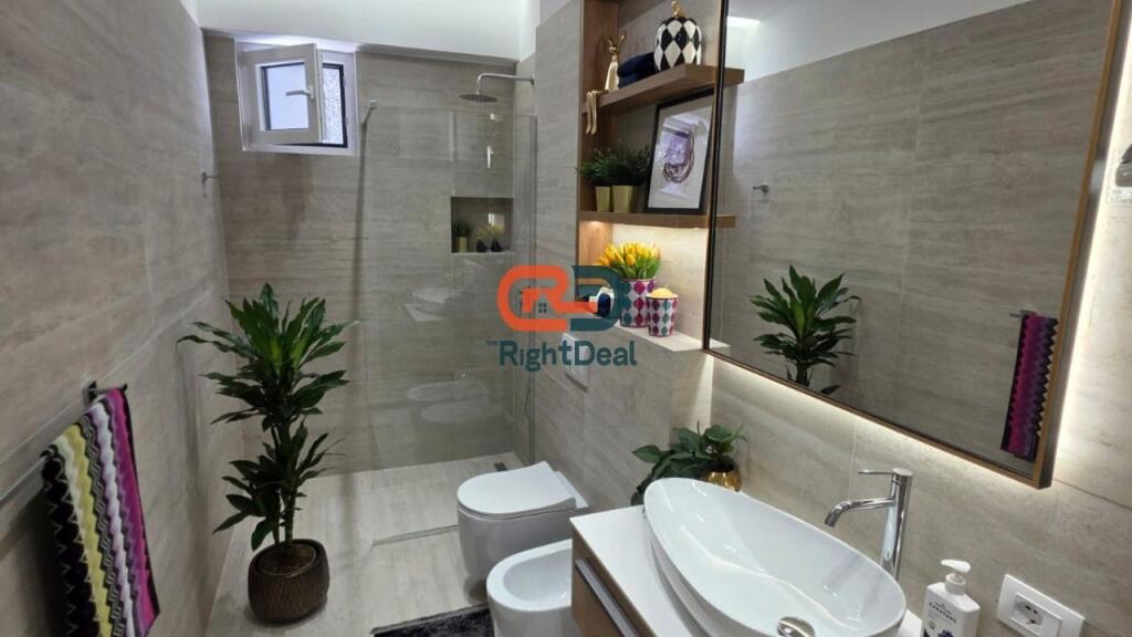 A 21 Dicembre, Vendesi Super Appartamento 2+1 Con Super Posizione!!!