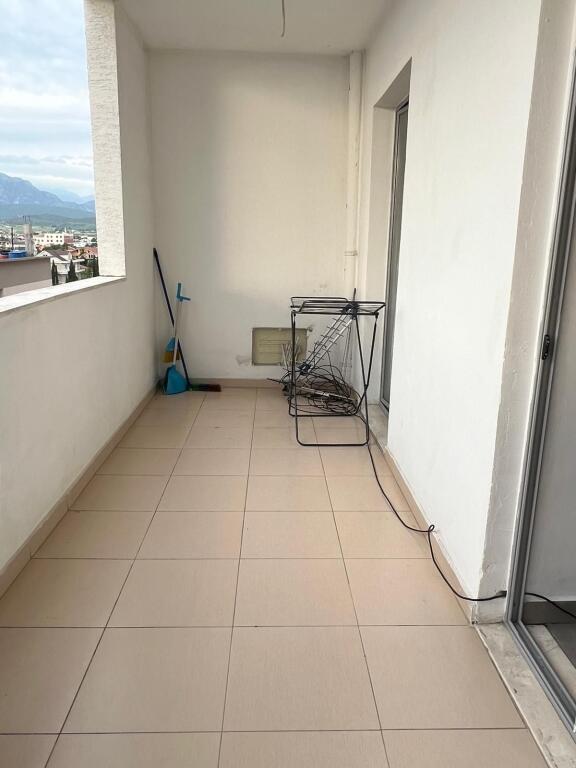 Apartment 2+1, Kamez!