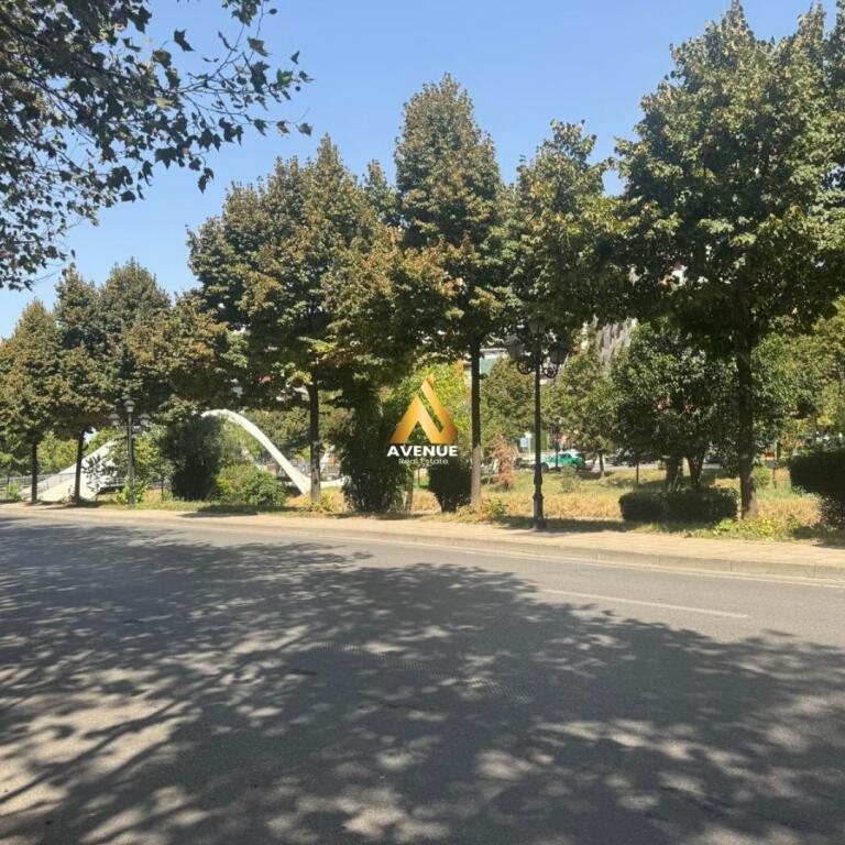 📍 JEPET ME QERA AMBIENT BIZNESI – Bulevardi Bajram Curri, përballë Delijorgjit  