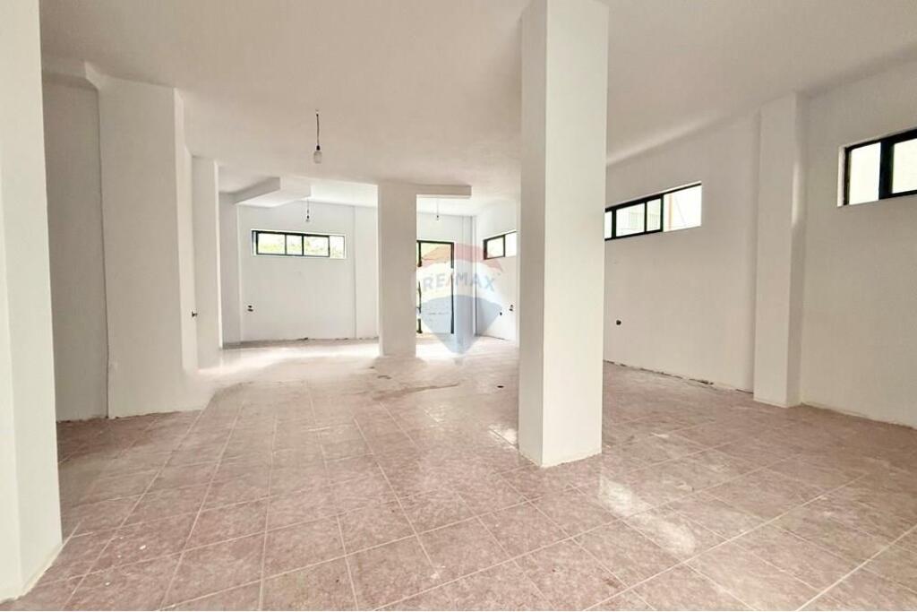 Magazzino/Capannone in affitto nel Comune di Parisi, TIRANA.