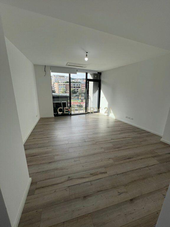 JEPET ME QIRA AMBIENT KOMERCIAL ME POST PARKINMI TE LAKE VIEW! 1,200 € /Muaj