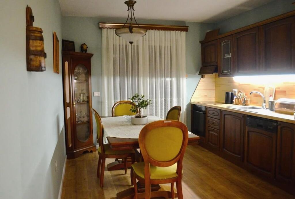 🏢Nella zona di 21 Dhjetori, Via Naim Frasheri, si affitta appartamento 2+1 arredato, 800 Euro    