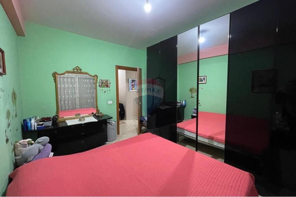 Shitet Apartament 2+1+2+Verande tek Qendra Kristal !