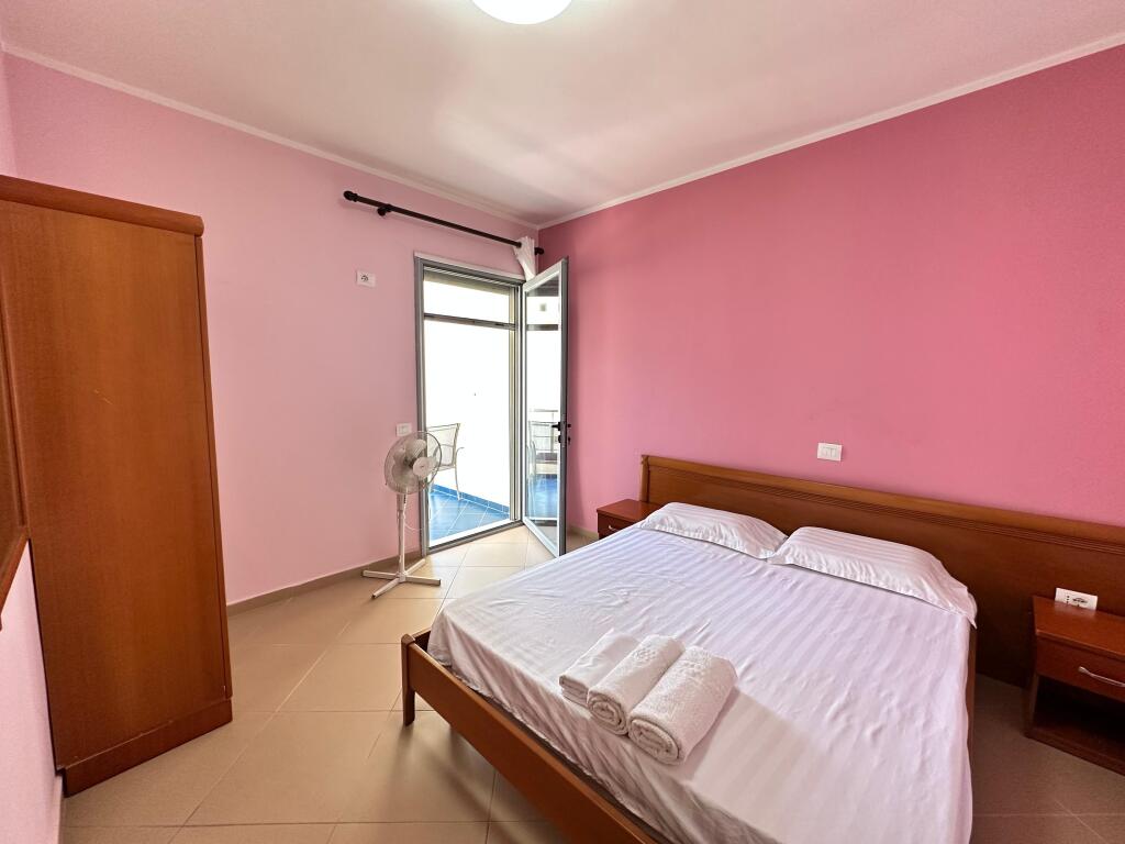 AFFITTASI APPARTAMENTO 3+2 + GARAGE VICINO A BROOKLYN, LUNGOMARE, VLORE