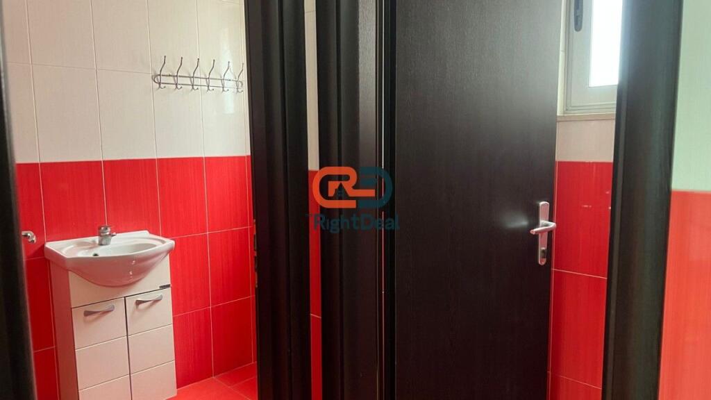 Tek Komuna E Parisit, Jepet Me Qira Ambient Per Zyra Me Lokacion Perfekt!!