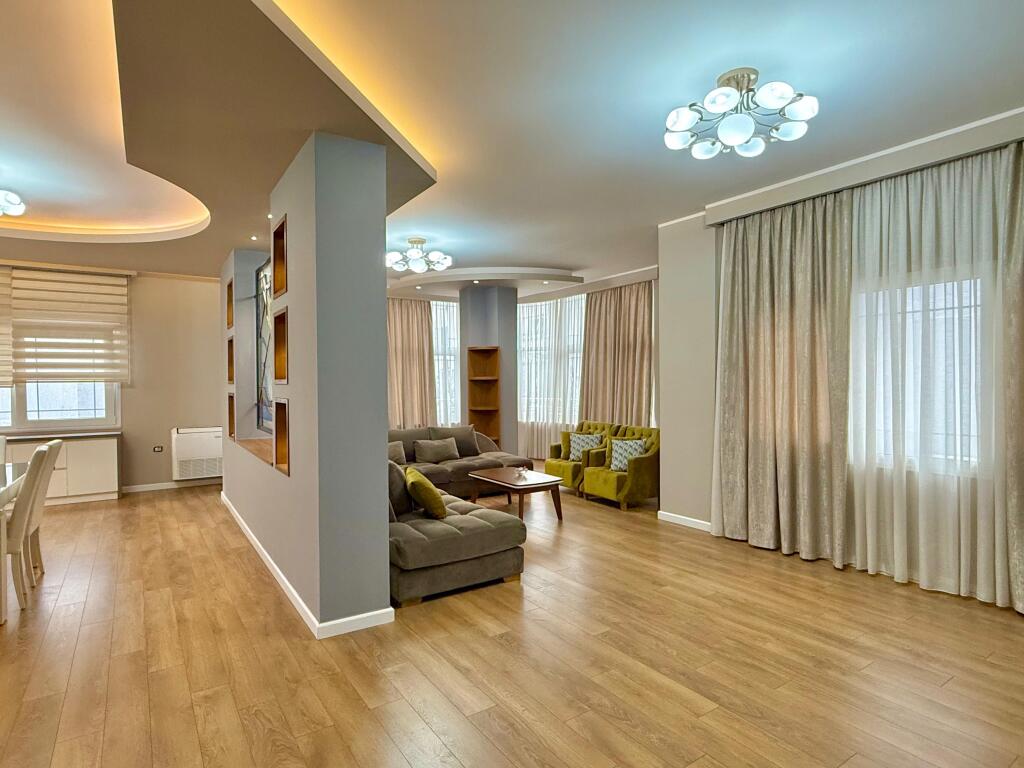 Apartment 4+1 for rent at Komuna e Parisit