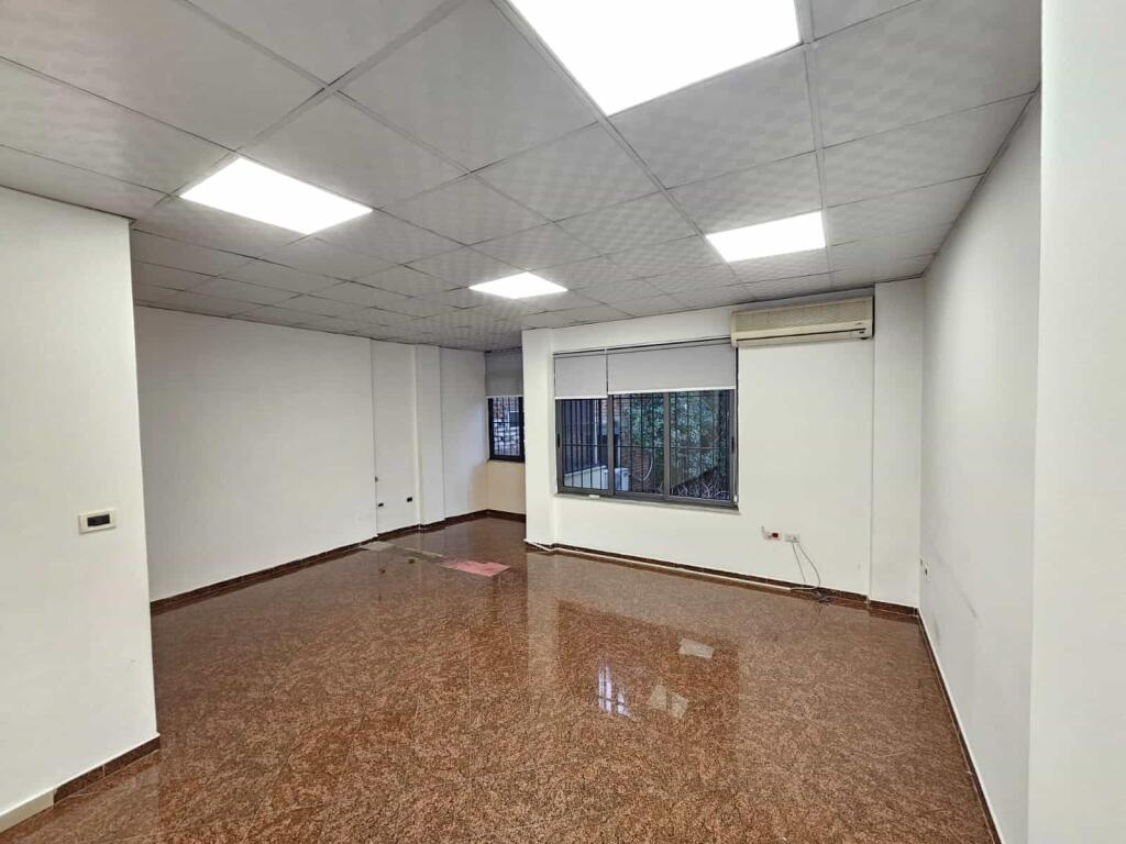 Edificio di 3 piani in affitto a Myslym Shyri (ID BZ2731) Tirana