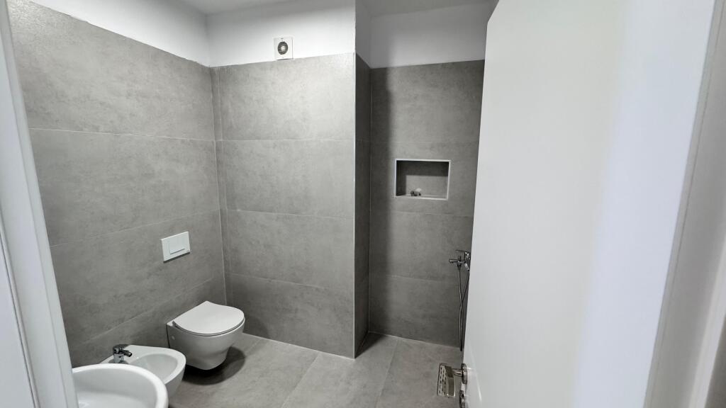 📣 AFFITTO Appartamento 2+1+2 (Per Ufficio) 📍 Ex Campo di Aviazione ✨  💶 Prezzo 75.000 Lek Lordo