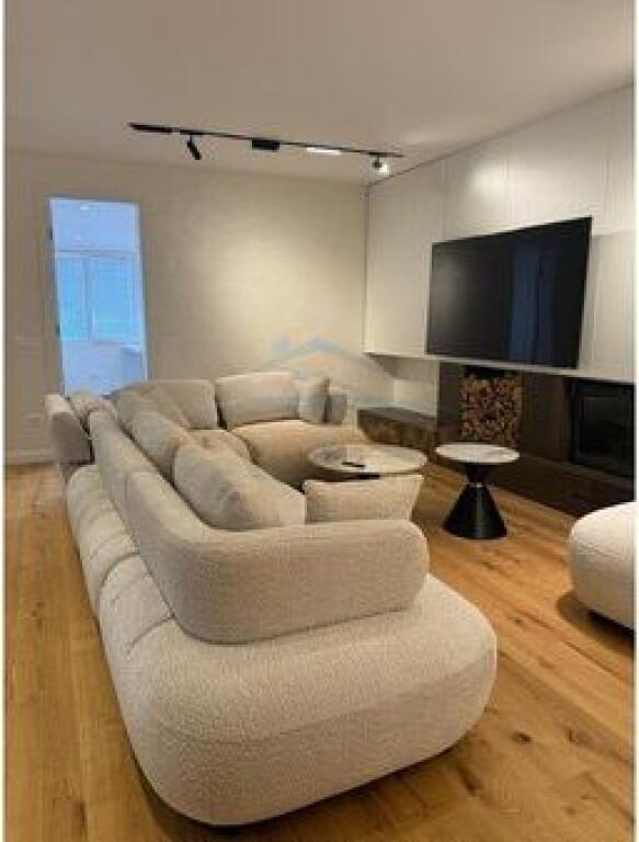 Shitet, Penthouse 3+1+3+2 Poste Parkimi, Liqeni i Thate, Tirane.