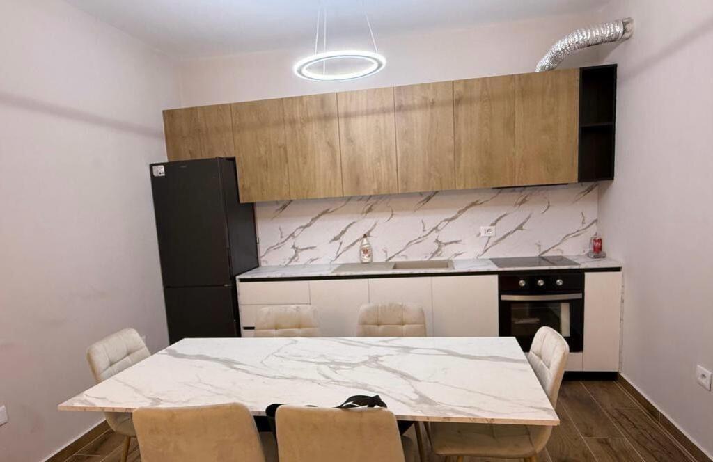 Super ap 2+1+2 ne astir kompleksi oazis ) prane green city