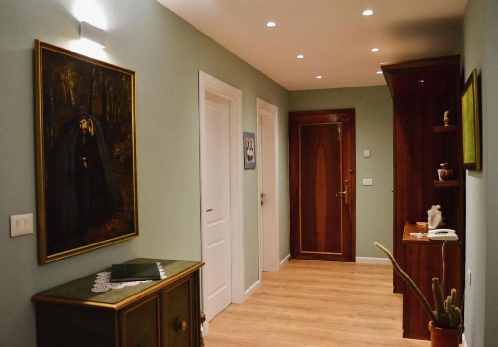 🏢Nella zona di 21 Dhjetori, Via Naim Frasheri, si affitta appartamento 2+1 arredato, 800 Euro    