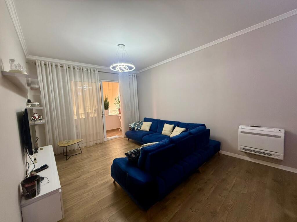 Apartament 2+1 per qira tek Komuna e Parisit