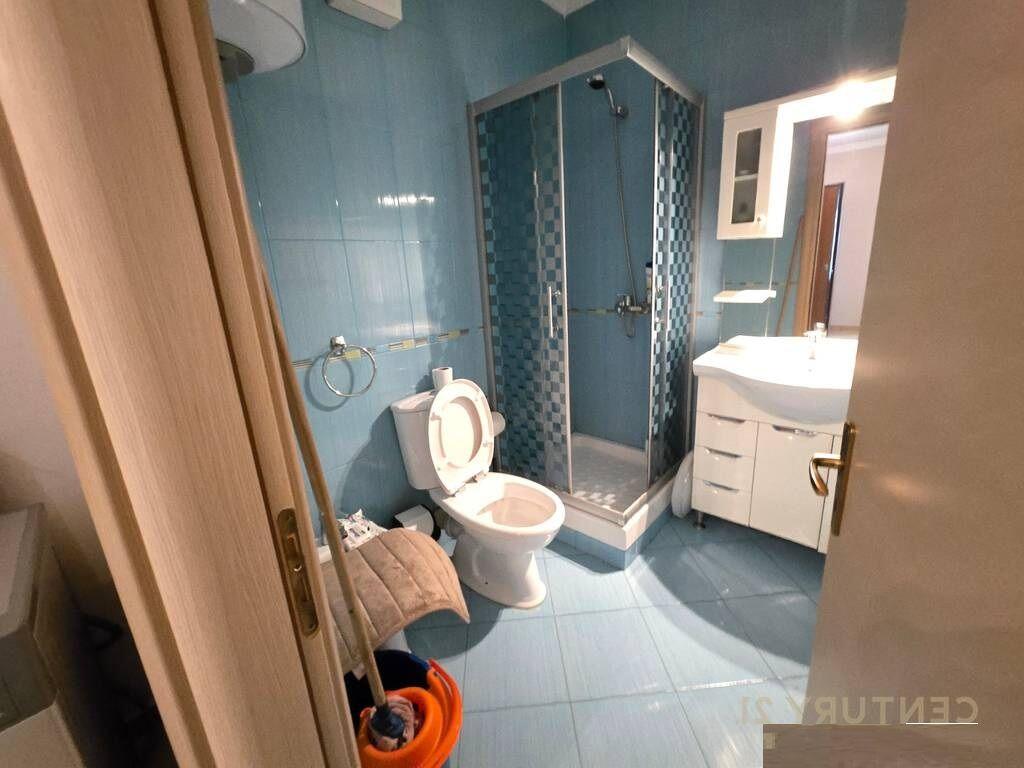 Japim me qira apartament 2+1+2 me garazh, në rrugën Jordan Misja, Tiranë.