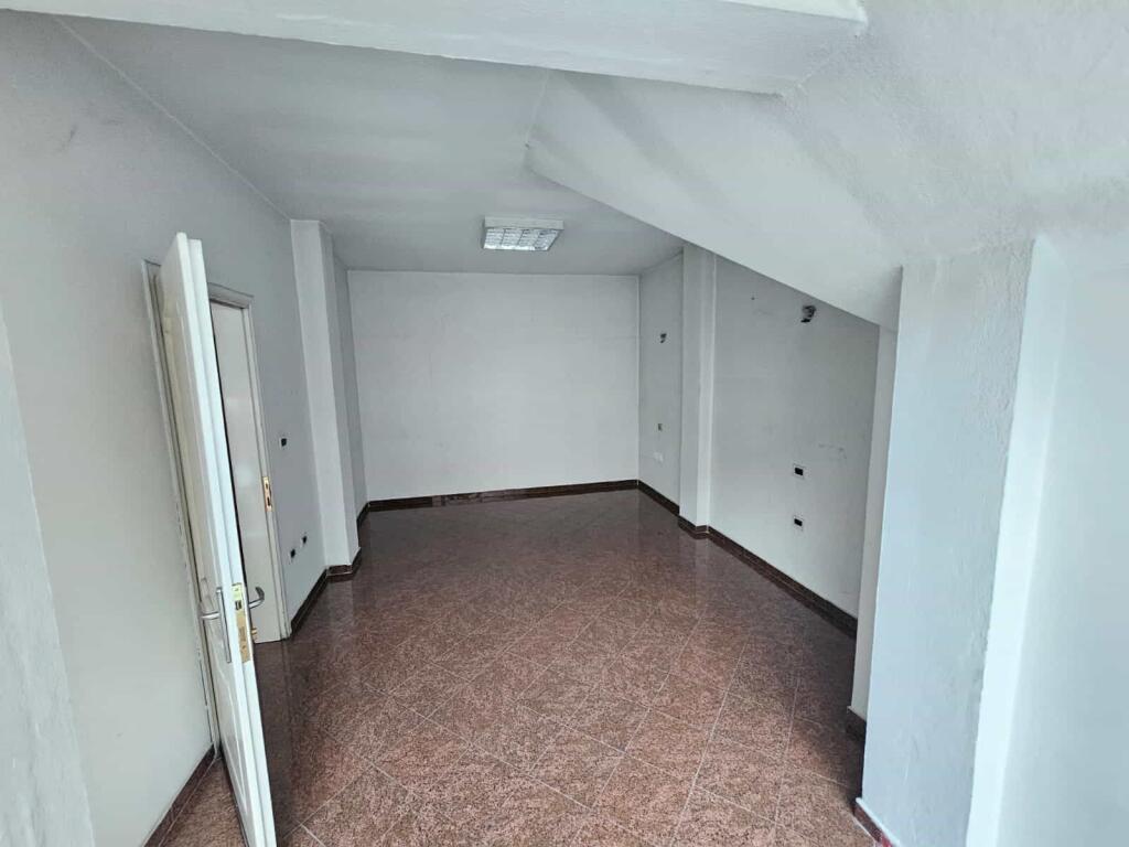 Edificio di 3 piani in affitto a Myslym Shyri (ID BZ2731) Tirana