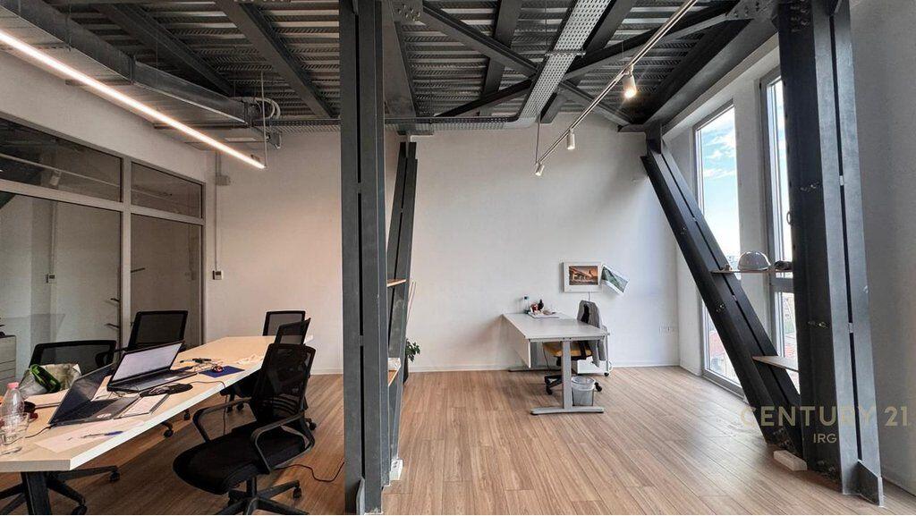 Jepet me qira ambient per zyra i mobiluar – Komuna e Parisit, pranë Kika 2!