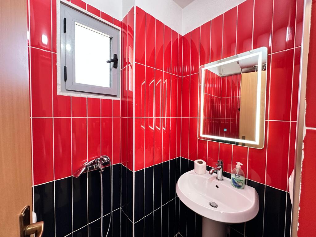 AFFITTASI APPARTAMENTO 3+2 + GARAGE VICINO A BROOKLYN, LUNGOMARE, VLORE