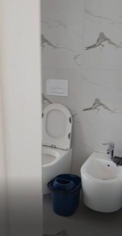 Appartamento 1+1 In Affitto a Ali Demi, Nel Complesso Kadiu, Tirana