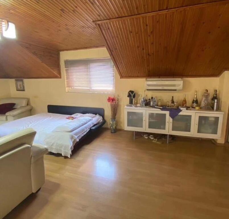 SI AFFITTA IL SECONDO PIANO DI UNA VILLA A BRRYL.