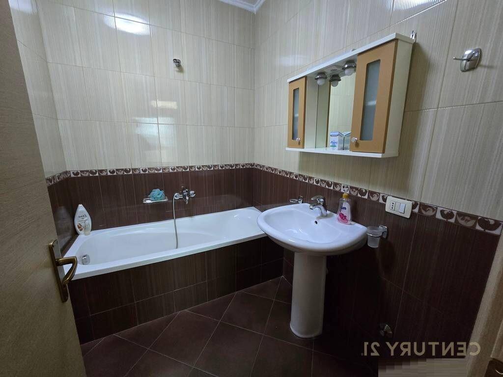 Japim me qira apartament 2+1+2 me garazh, në rrugën Jordan Misja, Tiranë.