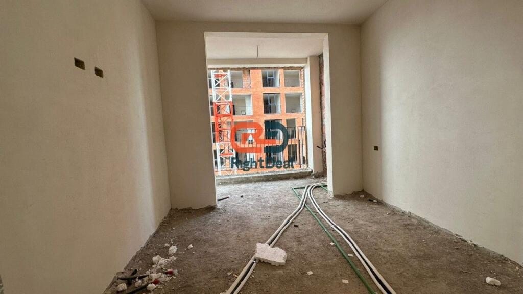 Tek Rruga Siri Kodra, Shitet Apartament 2+1+2 Shume Prane Bulevardit Te Ri!