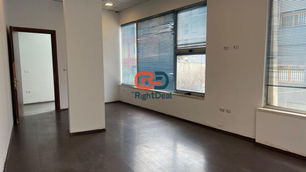 Tek Komuna E Parisit, Jepet Me Qira Ambient Per Zyra Me Lokacion Perfekt!!